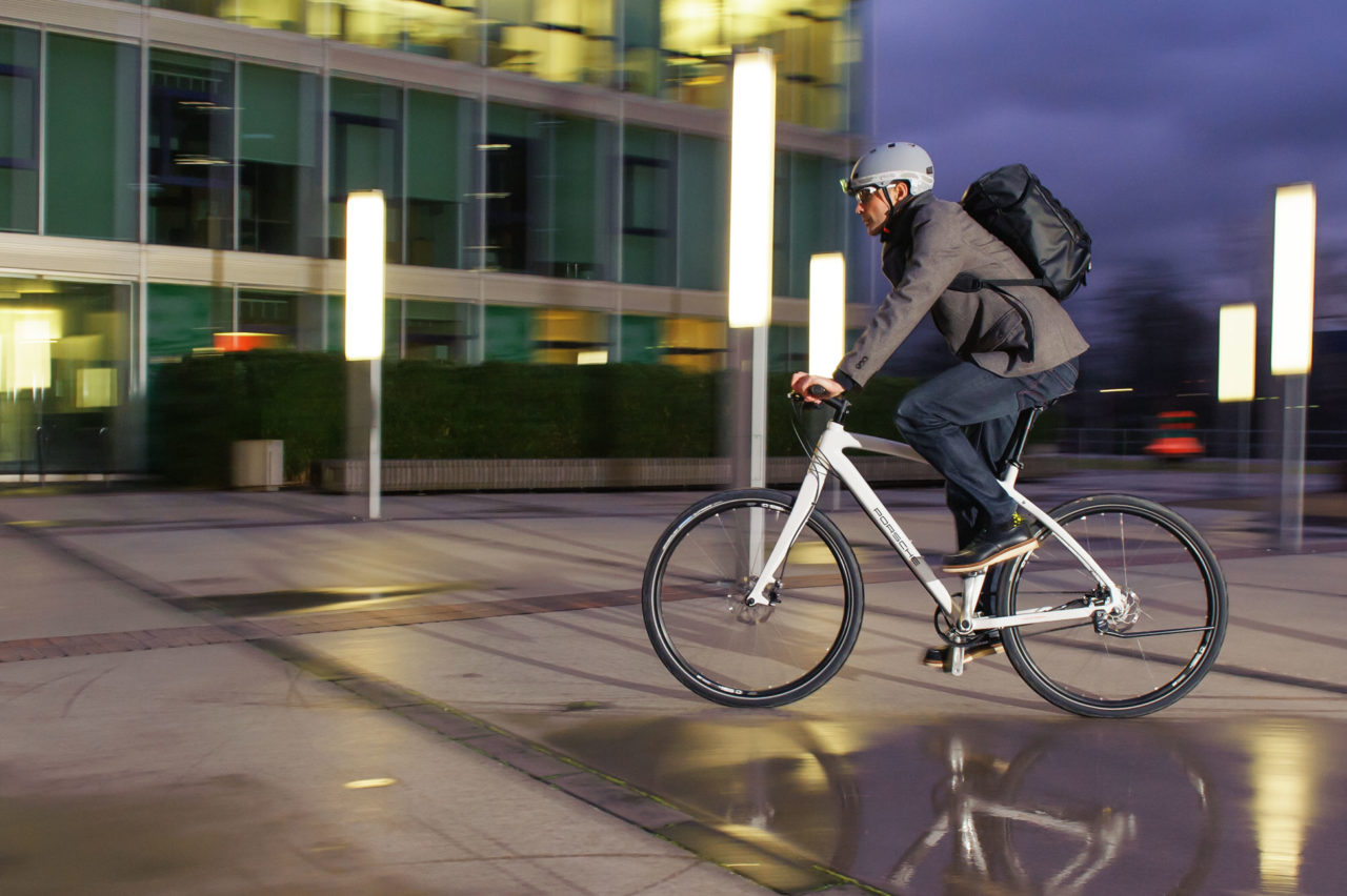Corporatefotografie für das Porsche Magazin. Da bild zeigt Holger Lüning auf dem neuen Porsche Bike