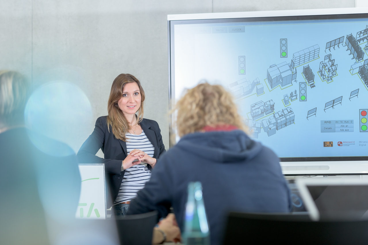 Corporate-Fotografie: Mitarbeitende des VDMA im Arbeitsumfeld, fotografiert von Marc Wittenborn.