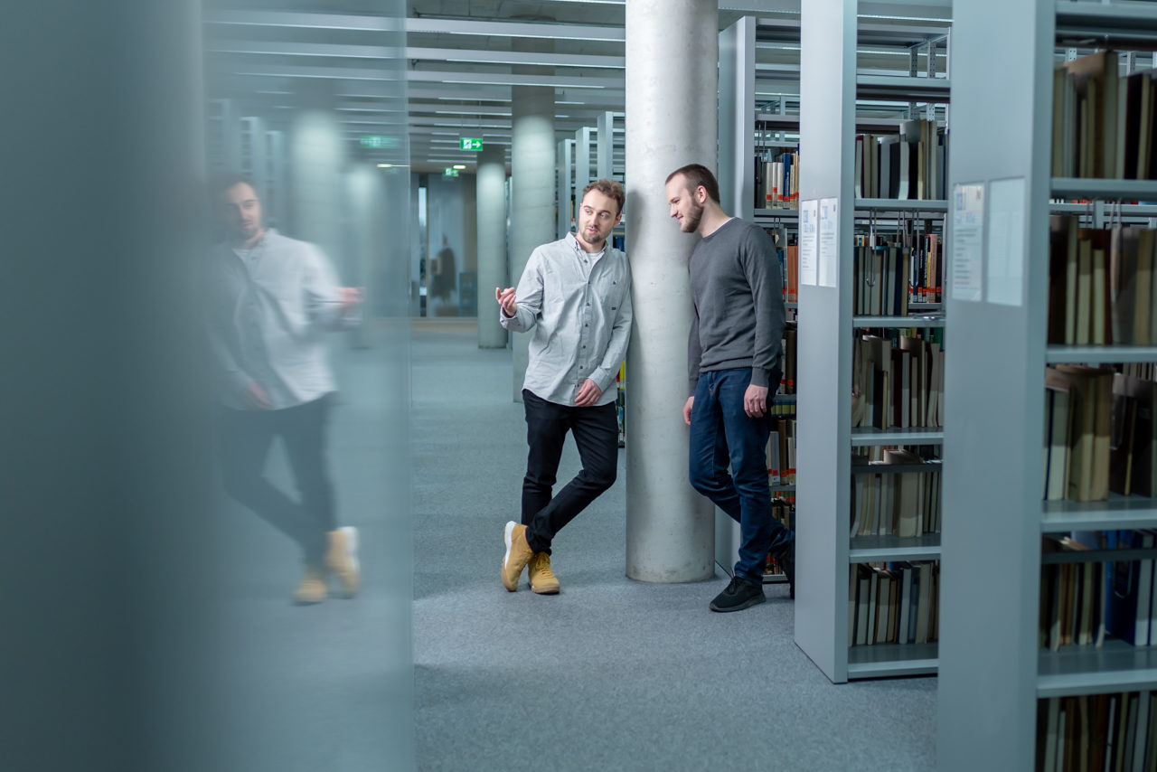 Corporate-Fotografie: Mitarbeitende des VDMA im Arbeitsumfeld, fotografiert von Marc Wittenborn.