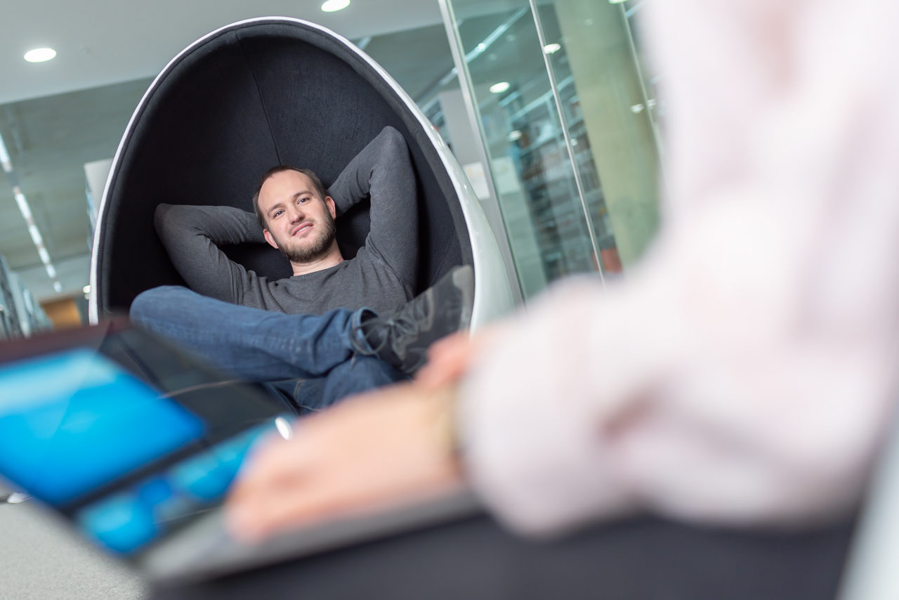 Corporate-Fotografie: Mitarbeitende des VDMA im Arbeitsumfeld, fotografiert von Marc Wittenborn.