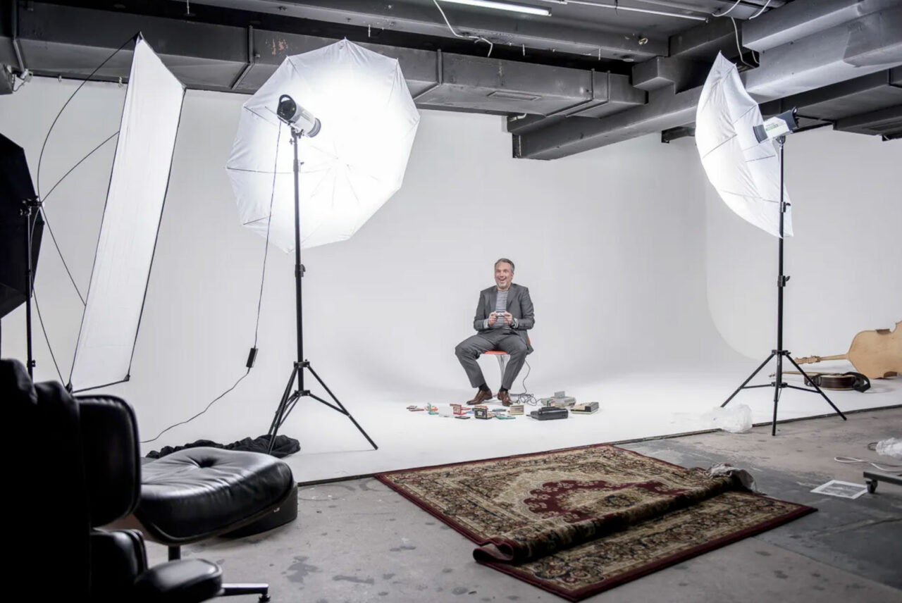 Fotostudio, Blitzanlage, Porträtfotografie, Mann auf einem Stuhl sitzend lachend