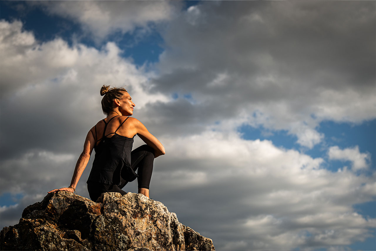Yogapose auf einem Stein in der Natur