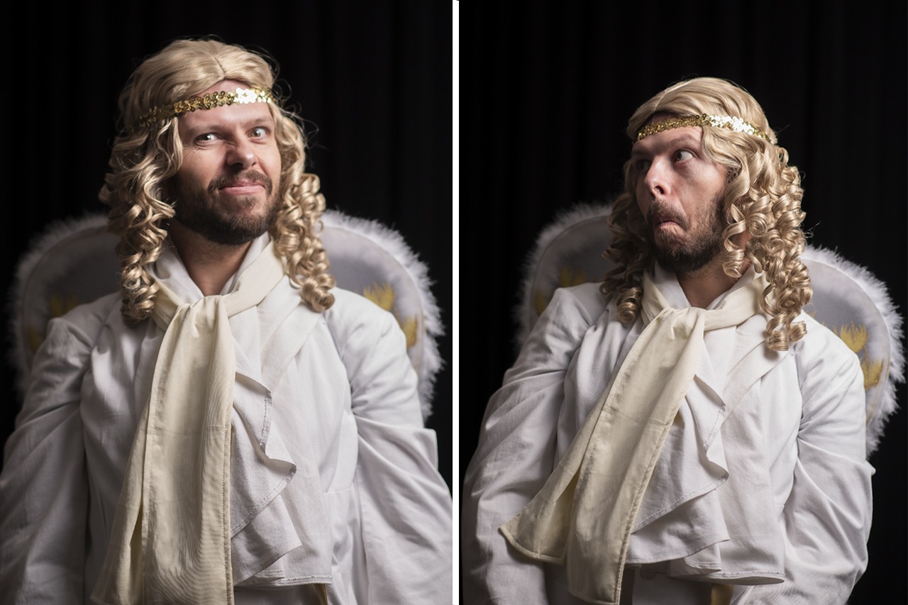 Ein Mann in einem humorvollen Engel-Kostüm mit blonder Lockenperücke und Flügeln posiert vor einem dunklen Hintergrund. Auf zwei nebeneinander gestellten Bildern zeigt er verschiedene, lustige Gesichtsausdrücke, die die Szene spielerisch und unterhaltsam wirken lassen.