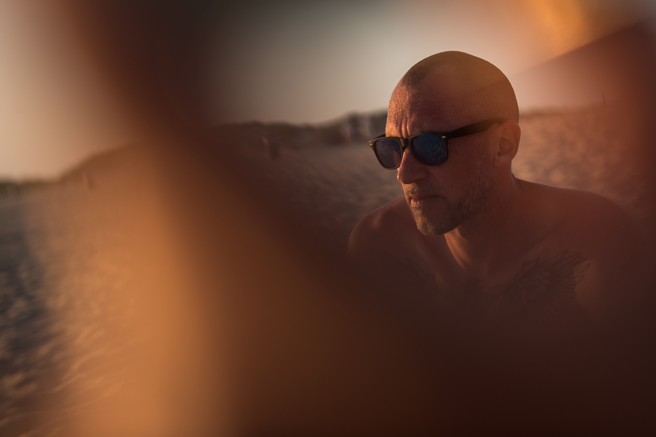 nachdenkliches, emotionales Porträt eines Mannes am strand von Portugal