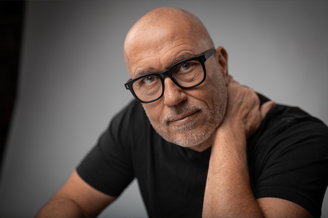 Businessporträt eines Mannes mit Brille im Studio, neutrale Lichtsetzung, Blick zur Kamera – Symbolbild für klaren Projekt‑Einstieg