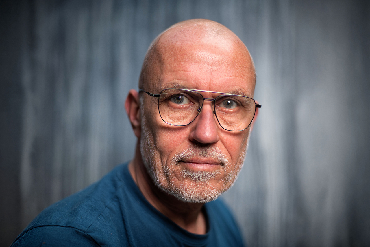 Porträt von Marc Wittenborn, Fotograf grauem Hintergrund mit ruhiger, reduzierter Bildsprache.