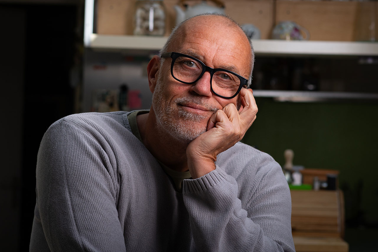 Ein Bild beginnt nicht mit der Kamera. Porträt von Marc Wittenborn, Fotograf grauem Hintergrund mit ruhiger, reduzierter Bildsprache.